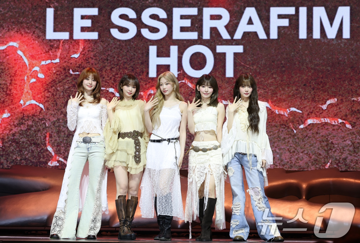 그룹 르세라핌의 허윤진&#40;왼쪽부터&#41;과 김채원, 카즈하, 사쿠라, 홍은채가 14일 오전 서울 광진구 광장동 예스24 라이브홀에서 가진 다섯 번째 미니앨범 &#39;HOT&#39; 발매 기념 쇼케이스에서 포즈를 취하고 있다. 2025.3.14/뉴스1 ⓒ News1 권현진 기자