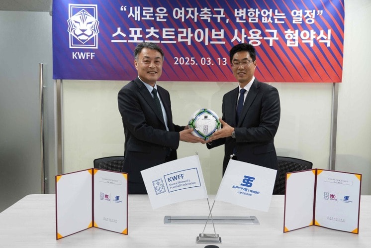  한국여자축구연맹과 스포츠트라이브가 공식 사용구 후원 계약을 체결했다.(한국여자축구연맹 제공)