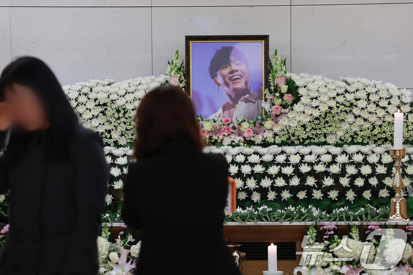 갑작스럽게 세상을 떠난 故 휘성의 빈소가 14일 서울 강남구 삼성서울병원 장례식장에 마련됐다. 휘성은 지난 10일 서울 광진구의 한 아파트에서 심정지 상태로 발견돼 사망 판정을 받았다. 향년 43세. 발인은 16일, 장지는 광릉추모공원이다. 2025.3.14/뉴스1 ⓒ News1 사진공동취재단