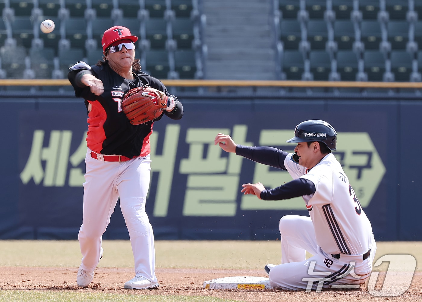 14일 서울 송파구 잠실야구장에서 열린 2025 프로야구 KBO리그 KIA 타이거즈와 두산 베어스의 시범경기, KIA 2루수 김선빈이 1회말 무사 1,2루에서 두산 양의지의 내야 땅볼 때 2루로 향하는 김재환을 포스아웃 시킨 뒤 1루로 송구하고 있다. 2025.3.14/뉴스1 ⓒ News1 김진환 기자