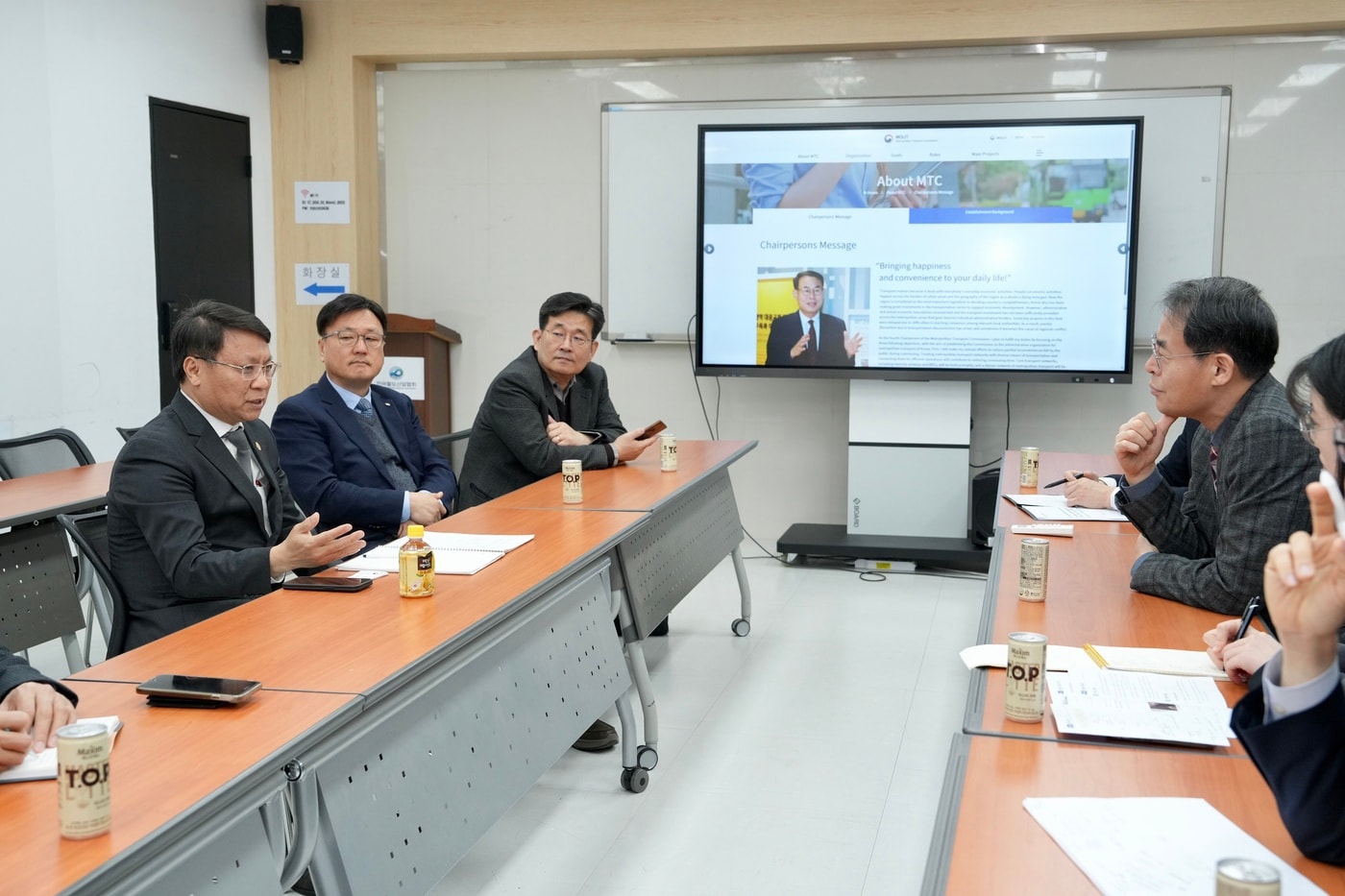 14일 강희업 대도시권광역교통위원장(오른쪽)과 응우옌 꾸옥 히옌(Nguyen Quoc Hien) 베트남 호찌민 도시철도건설공단 총책임자(대행)이 협력 방안을 논의하고 있다./국토부 제공