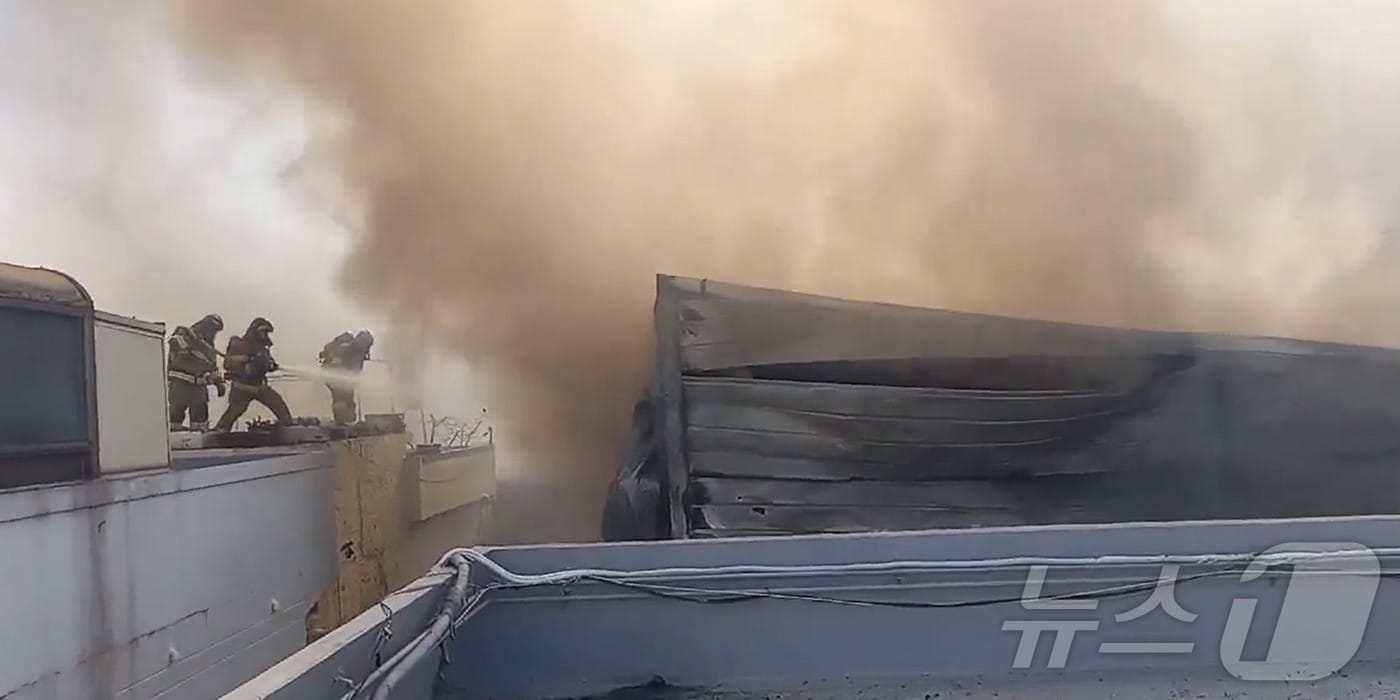 14일 부산 금정구 마트 화재 현장에서 소방대원이 불을 끄고 있다.(부산소방재난본부 제공. 재판매 및 DB 금지)