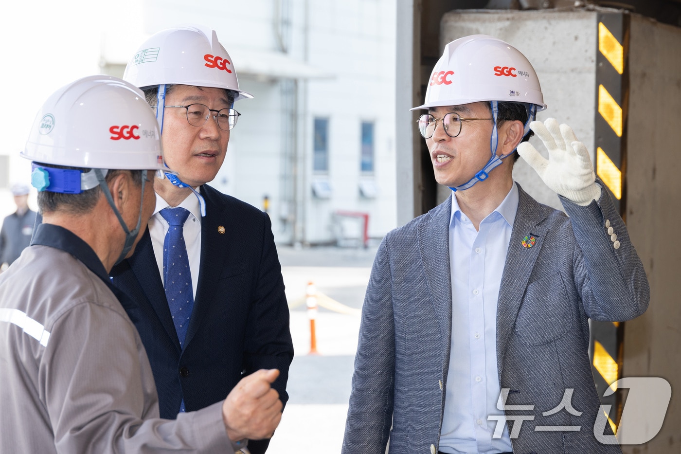 김완섭 환경부장관이 전북 군산시 에스지씨에너지를 방문하여 탄소 포집·활용 설비를 살펴보고 온실가스 감축 선도기업에 대한 지원확대 방안을 논의하고 있다. (환경부 제공. 재판매 및 DB 금지) 2025.3.14/뉴스1