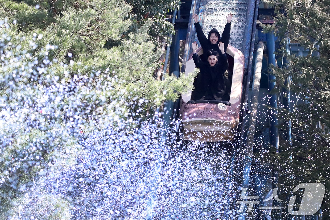 포근한 날씨가 이어진 14일 오후 대구 달서구 테마파크 이월드를 찾은 시민들이 놀이기구를 타며 봄을 만끽하고 있다. 2025.3.14/뉴스1 ⓒ News1 공정식 기자