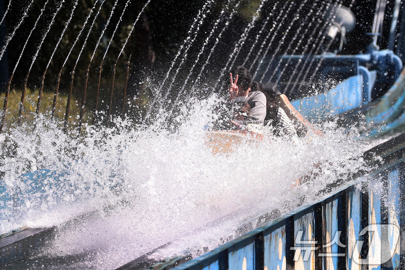 포근한 날씨가 이어진 14일 오후 대구 달서구 테마파크 이월드를 찾은 시민들이 놀이기구에 몸을 맡긴 채 완연한 봄을 만끽하고 있다. 2025.3.14/뉴스1 ⓒ News1 공정식 기자
