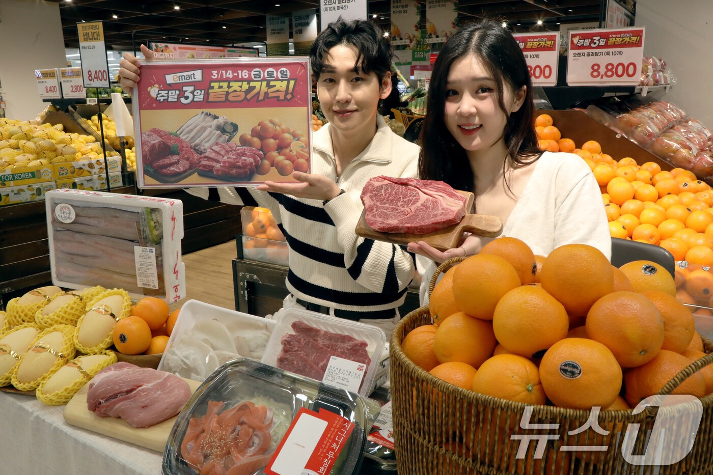 이마트 용산점에서 모델들이 봄철 입맛을 돋우는 다양한 먹거리를 소개하고 있다. &#40;이마트 제공. 재판매 및 DB 금지&#41; 2025.3.14/뉴스1