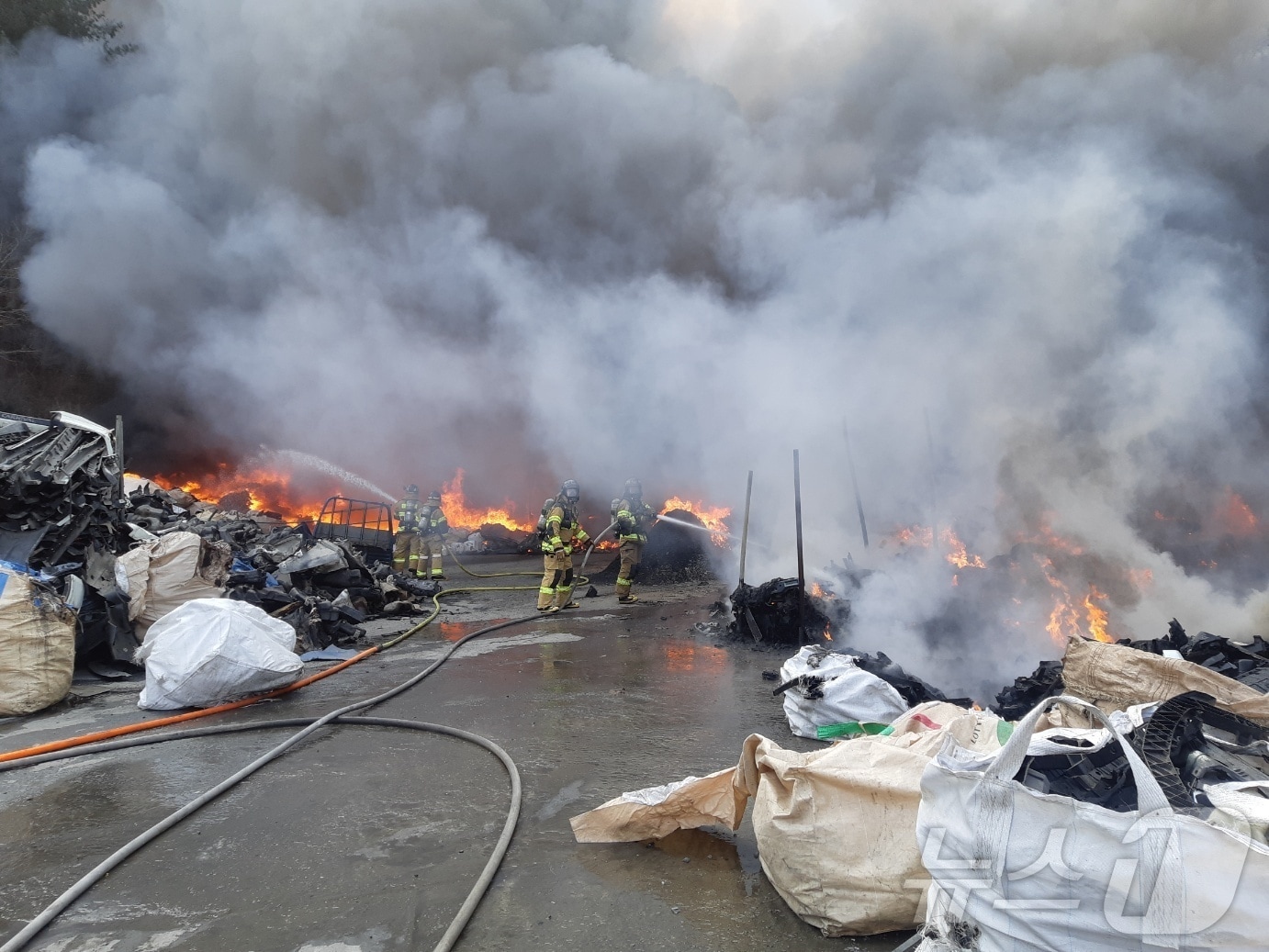 14일 낮 12시 30분께 경기 파주시 법원읍 한 플라스틱 제조공장에서 불이 났다. 이 화재는 인근 야산으로 번져 당국이 진화 중이다.(파주소방서 제공, 재판매 및 DB 금지)/뉴스1
