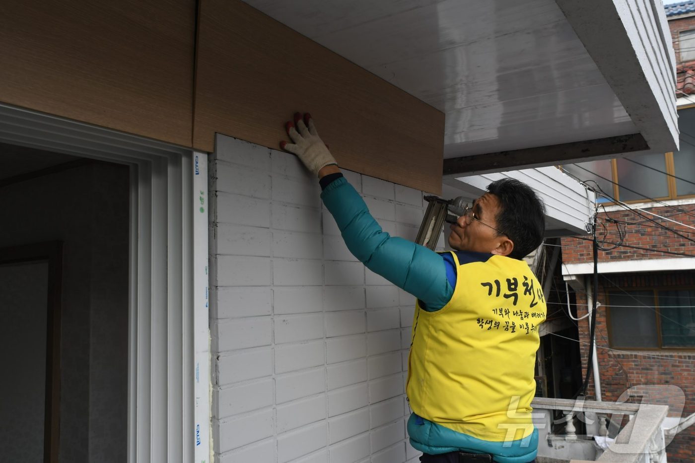 지난 2020년 1월 봉사단체 '기부천사'가 서울 성동구 금호동에서 화재 복구 봉사활동을 하고 있다(기부천사 홈페이지 갈무리)