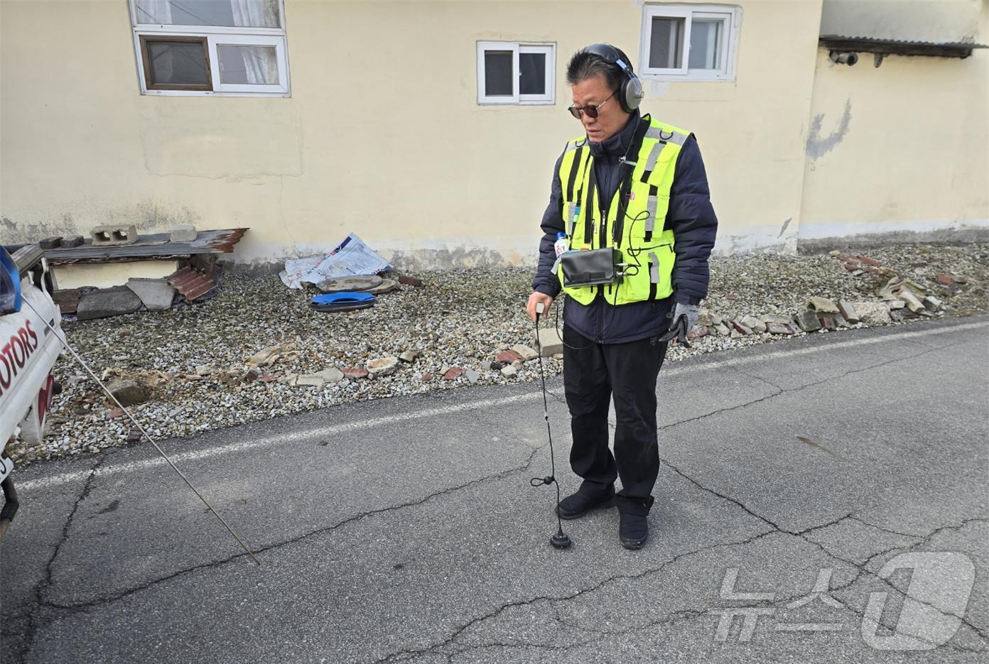 예산군이 누수 탐사를 하고 있다. (예산군 제공. 재판매 및 DB금지) /뉴스1