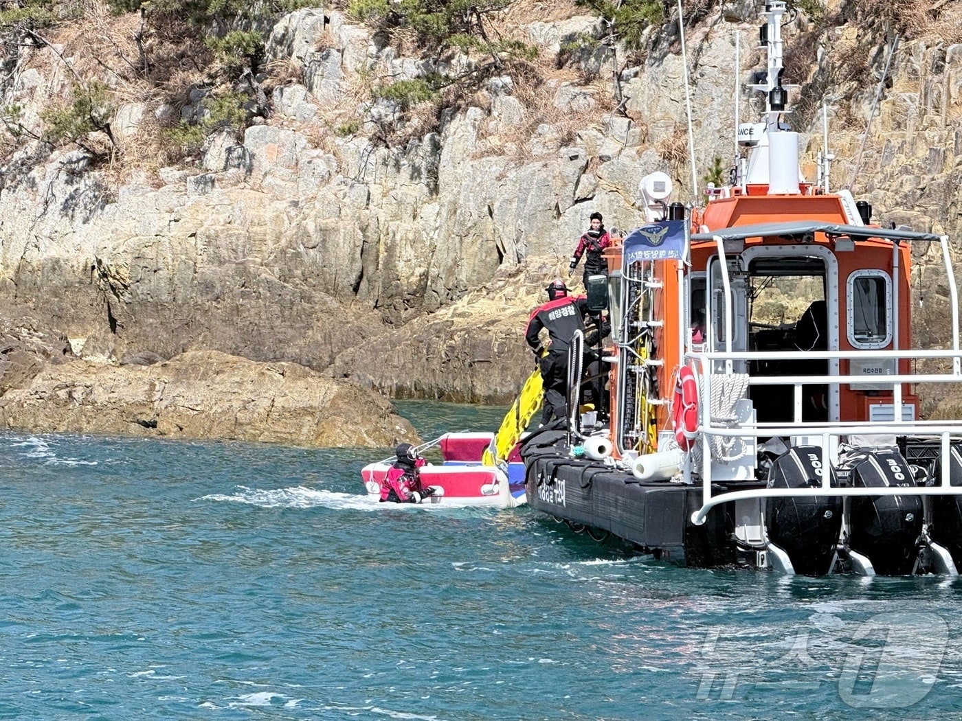 추락 환자를 구조하고 있는 사천구조대.(사천해경 제공. 재판매 및 DB금지.)