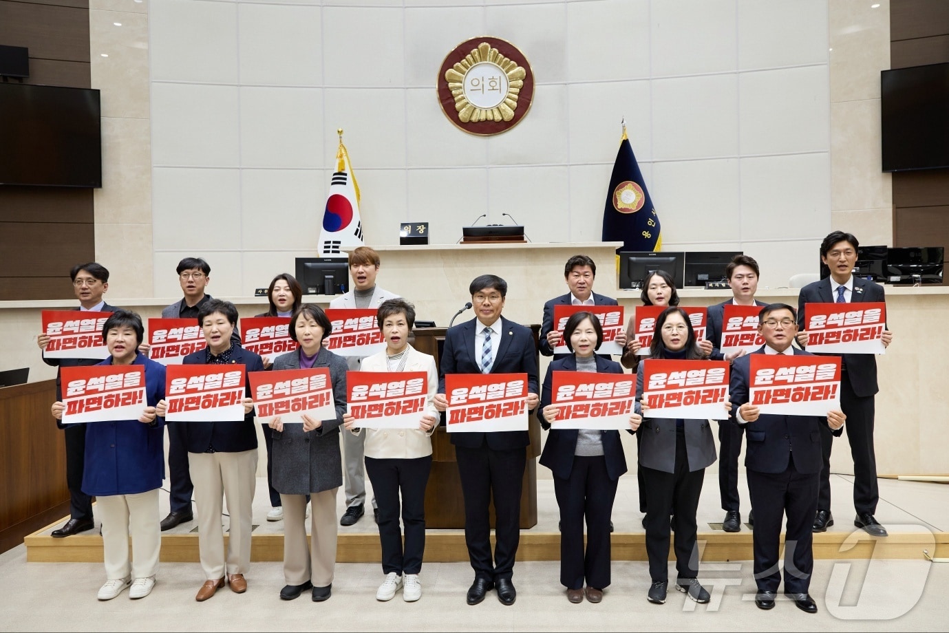 용인시의회 민주당 의원들이 14일 의회 본회의장에서 성명을 내고 윤석열 대통령의 즉각적인 파면을 촉구하고 있다.(시의회 민주당 제공)