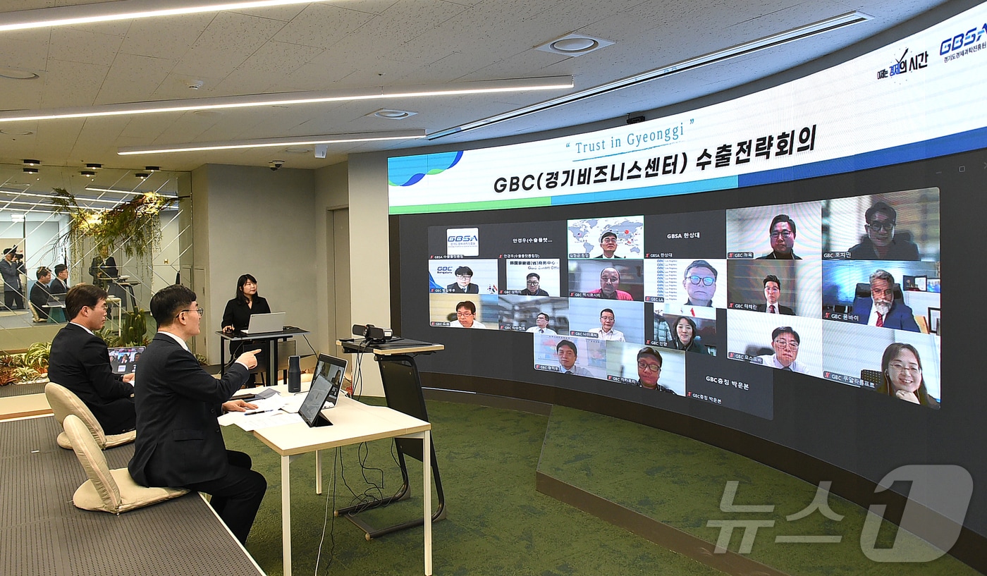 김현곤 경기도경제과학진흥원 신임 원장(왼쪽 앞)이 14일 임명장 수여 직후 취임 행사 대신 현장경영으로 첫 공식 일정을 시작했다.(경과원 제공. 재판매 및 DB금지)/뉴스1