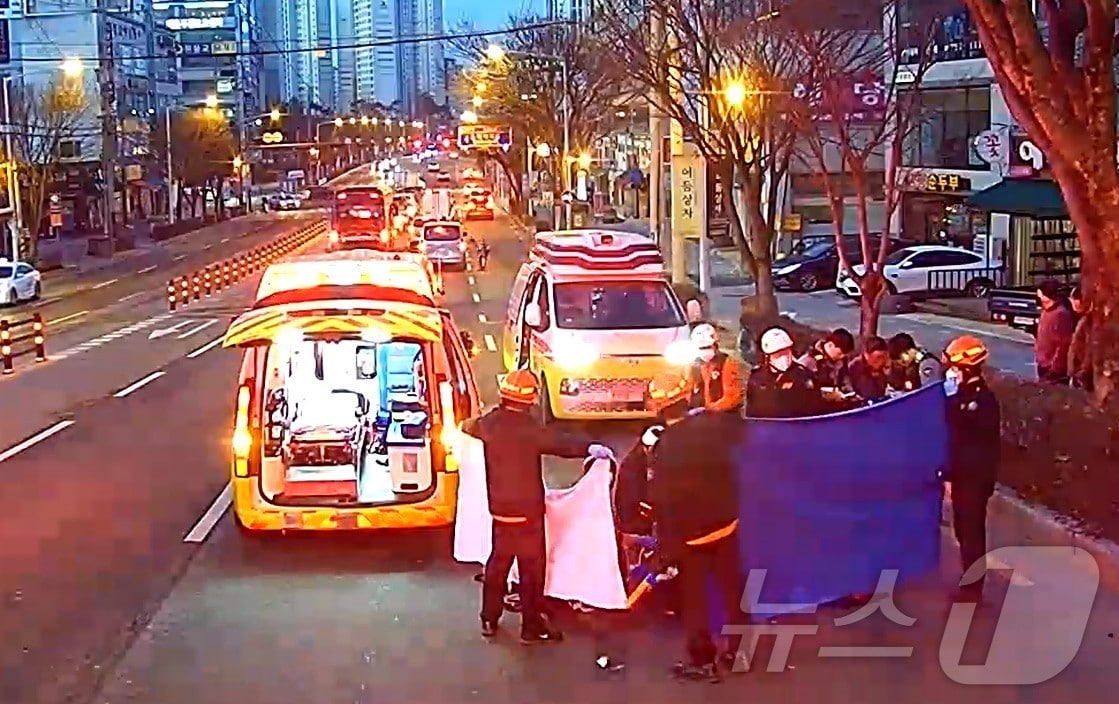  14일 오전 6시 19분께 전북자치도 전주시 완산구 평화동 한 도로에서 전기자건거를 타던 A 씨&#40;70대&#41;가 스타렉스에 치이는 사고가 발생했다.&#40;전북소방 제공. 재판매 및 DB금지&#41;