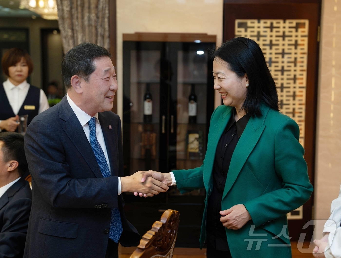 이재영 충북 증평군수가 지난해 11월 중국 치타이허시를 방문해 장월양 부시장과 인사를 나누고 있다/뉴스1