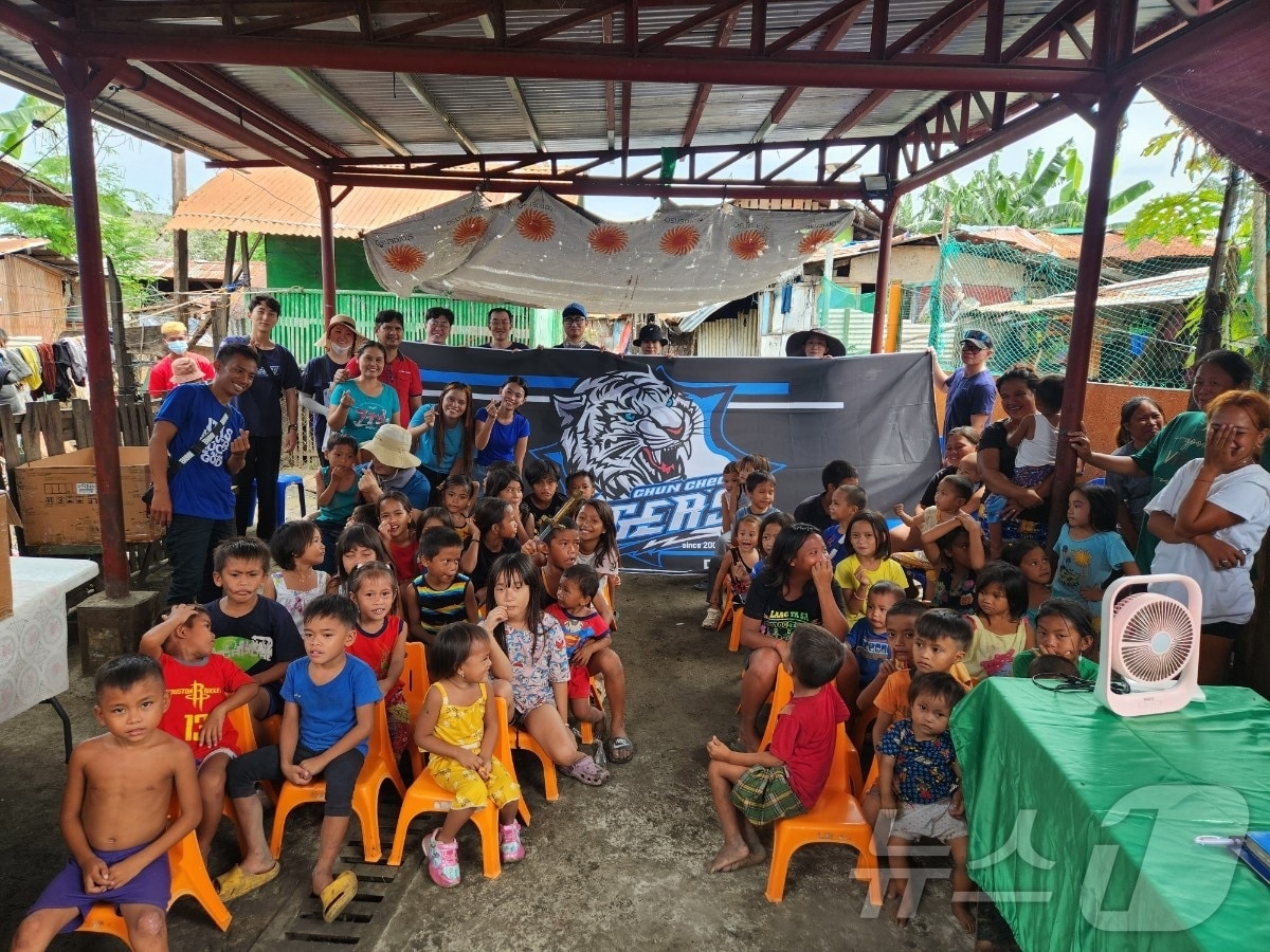 필리핀 현지 해외 봉사활동 펼치는 춘천 타이거스 소속 학부모들.(춘천 타이거스 제공. 재판매 및 DB금지)/뉴스1