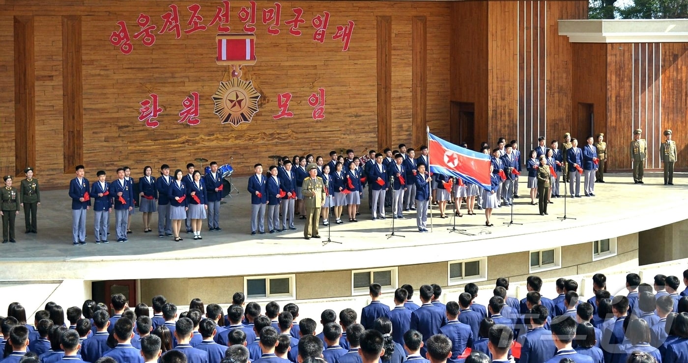 &#40;평양 노동신문=뉴스1&#41; = 북한 노동당 기관지 노동신문은 15일 강원도 고급중학교&#40;고등학교&#41; 졸업반 학생들이 조선인민군 입대를 탄원&#40;자원&#41;했다고 보도했다. 이들은 &#34;미국과 한국을 혁명의 총대로 무자비하게 징벌할 멸적의 의지를 가다듬었다＂라고 신문은 전했다. [국내에서만 사용가능. 재배포 금지. DB 금지. For Use Only in the Republic of Korea. Redistribution Prohibited] rodongphoto@news1.kr