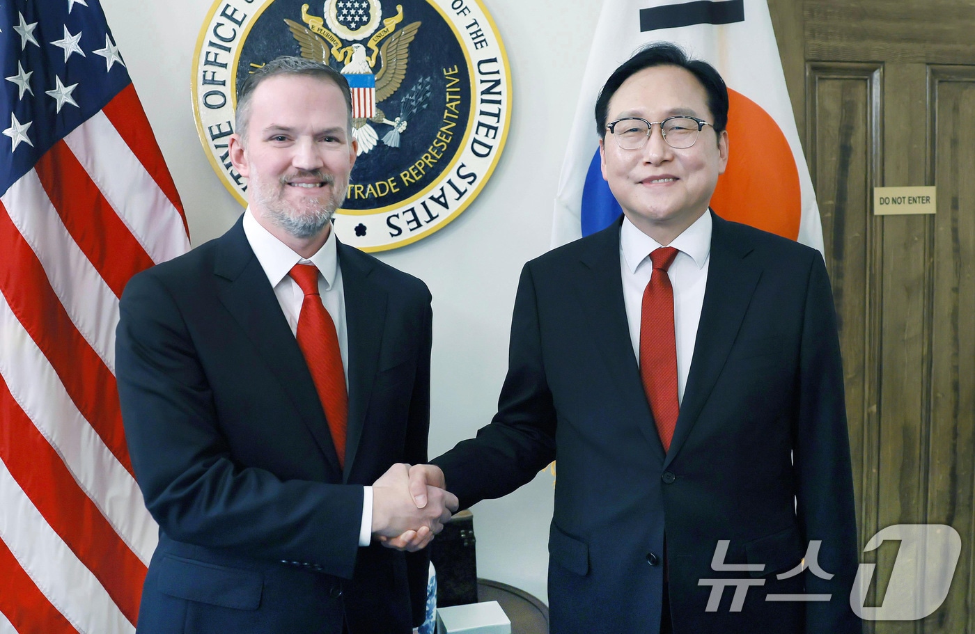 정인교 산업통상자원부 통상교섭본부장이 14일(현지시간) 오전 미국 워싱턴 D.C. 미국 무역대표부에서 제이미슨 그리어 미국 무역대표부 대표와 면담에 앞서 인사하고 있다. (산업통상자원부 제공. 재판매 및 DB 금지) 2025.3.15/뉴스1 ⓒ News1 신웅수 기자
