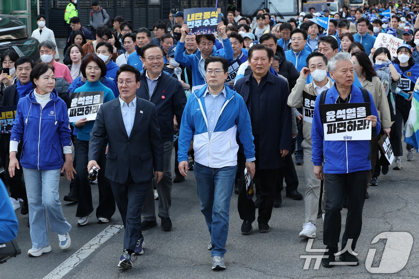 박찬대 더불어민주당 원내대표를 비롯한 민주당 의원들이 15일 오후 윤석열 대통령 파면을 촉구하며 서울 여의도 국회에서 출발해 광화문으로 행진하고 있다. 2025.3.15/뉴스1 ⓒ News1 신웅수 기자
