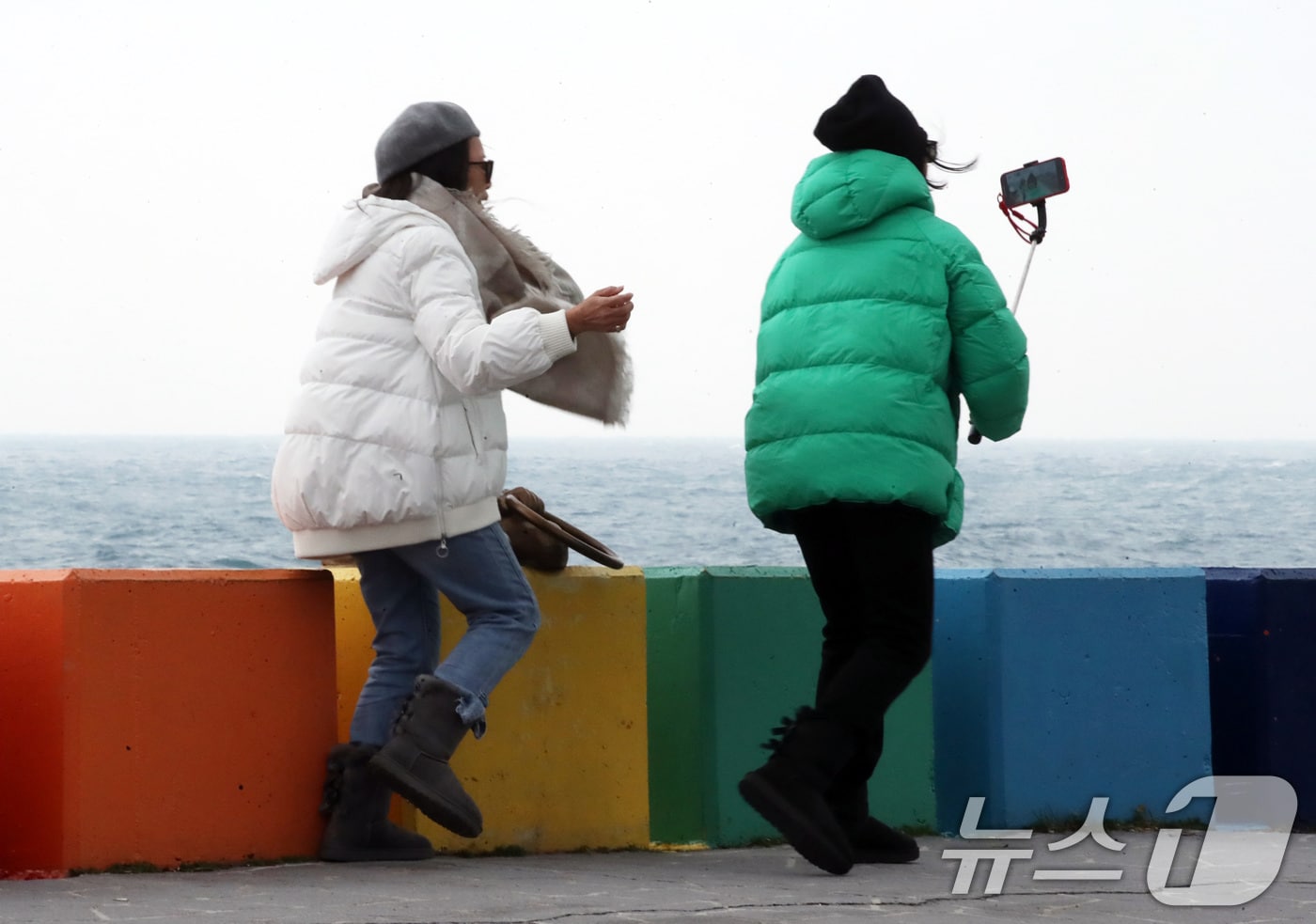 패딩을 입고 겨울 목도리를 한 관광객들 ⓒ News1 오현지 기자