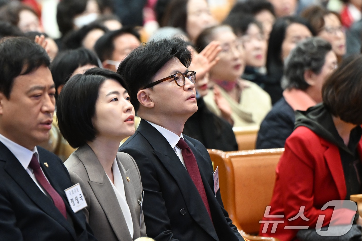 지난 3월 16일 한동훈 전 국민의힘 대표가 정성국, 한지아 의원(왼쪽부터)과 함께 서울 영등포구 여의도순복음교회에서 예배를 드리고 있다.  2025.3.16/뉴스1 ⓒ News1 국회사진취재단