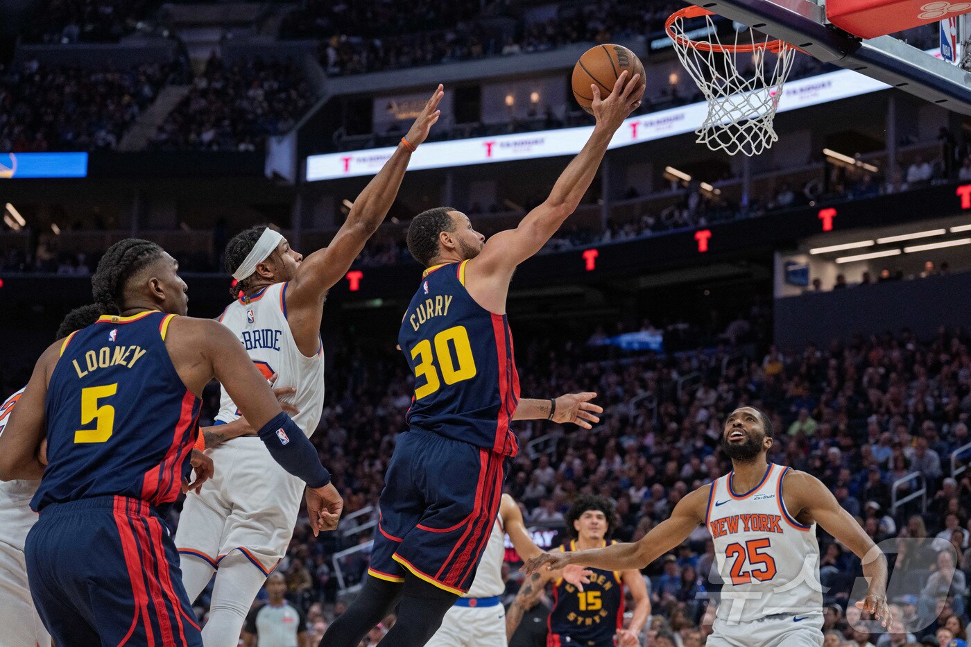 NBA 골든스테이트 커리가 16일(한국시간) 뉴욕 닉스와 경기에서 레이업을 하고 있다. ⓒ 로이터=뉴스1