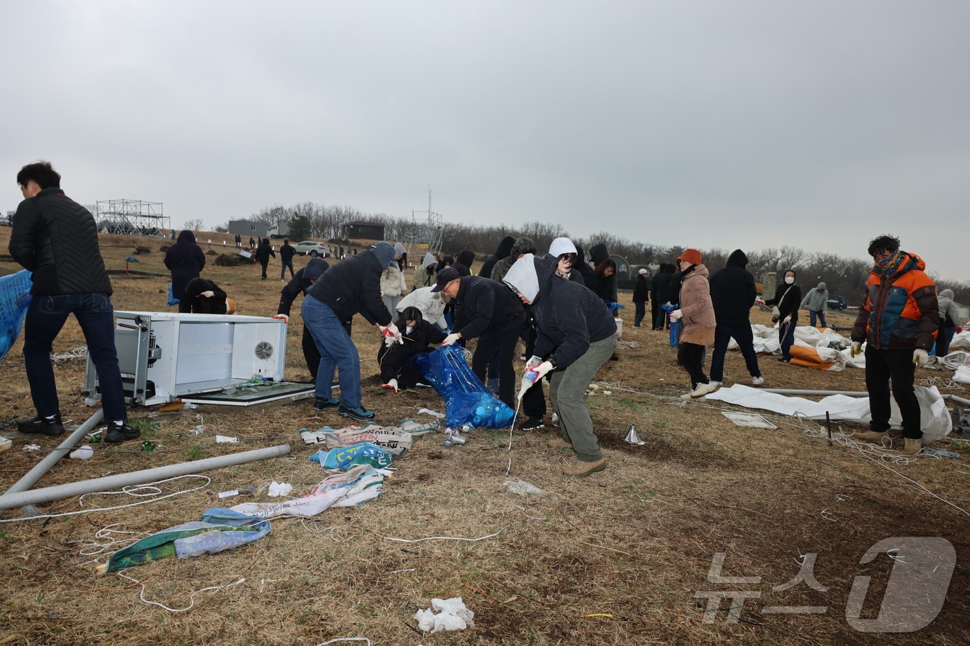 16일 오전 김완근 제주시장을 비롯한 시청 직원들이 새별오름 일대에서 환경정비를 하고 있다.(제주시 제공. 재판매 및 DB 금지)