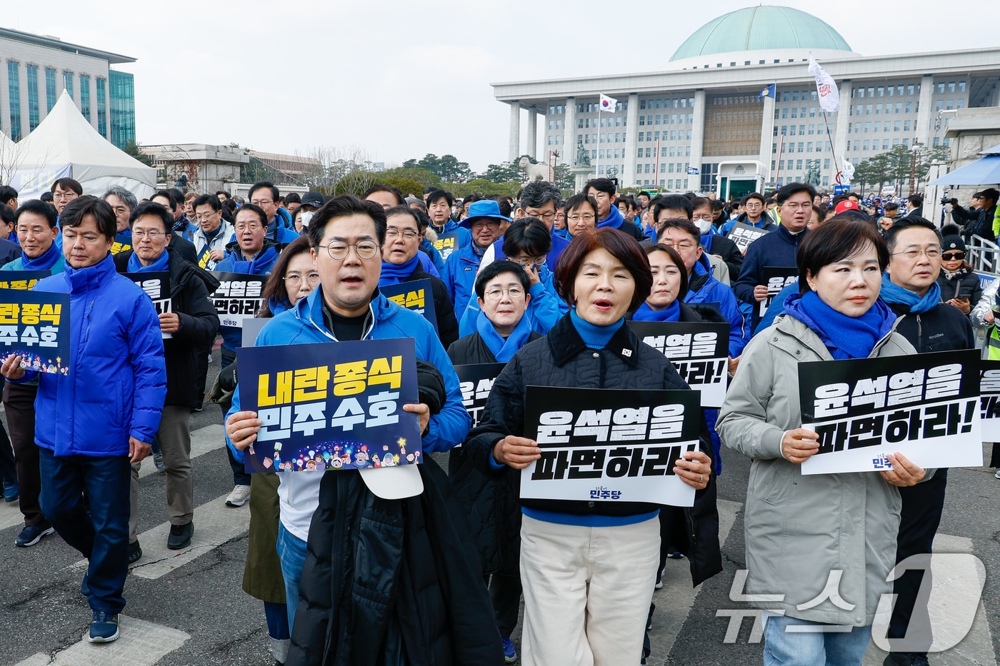 박찬대 더불어민주당 원내대표와 한정애, 전현희 의원 등이 16일 서울 여의도 국회에서 내란수괴 윤석열 파면 촉구 국회의원 도보행진을 하며 광화문으로 향하고 있다. 2025.3.16/뉴스1 ⓒ News1 안은나 기자