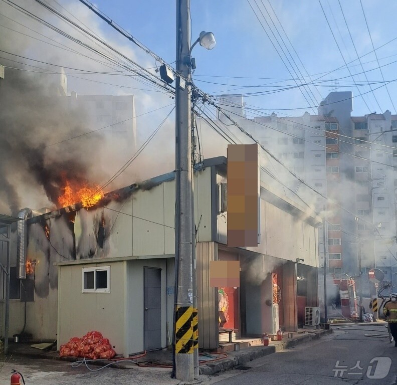 16일 오후 4시 24분께 전북자치도 군산시 나운동의 한 음식점 건물에서 불이 났다.(독자 제공. 재판매 및 DB금지)2025.3.16/뉴스1