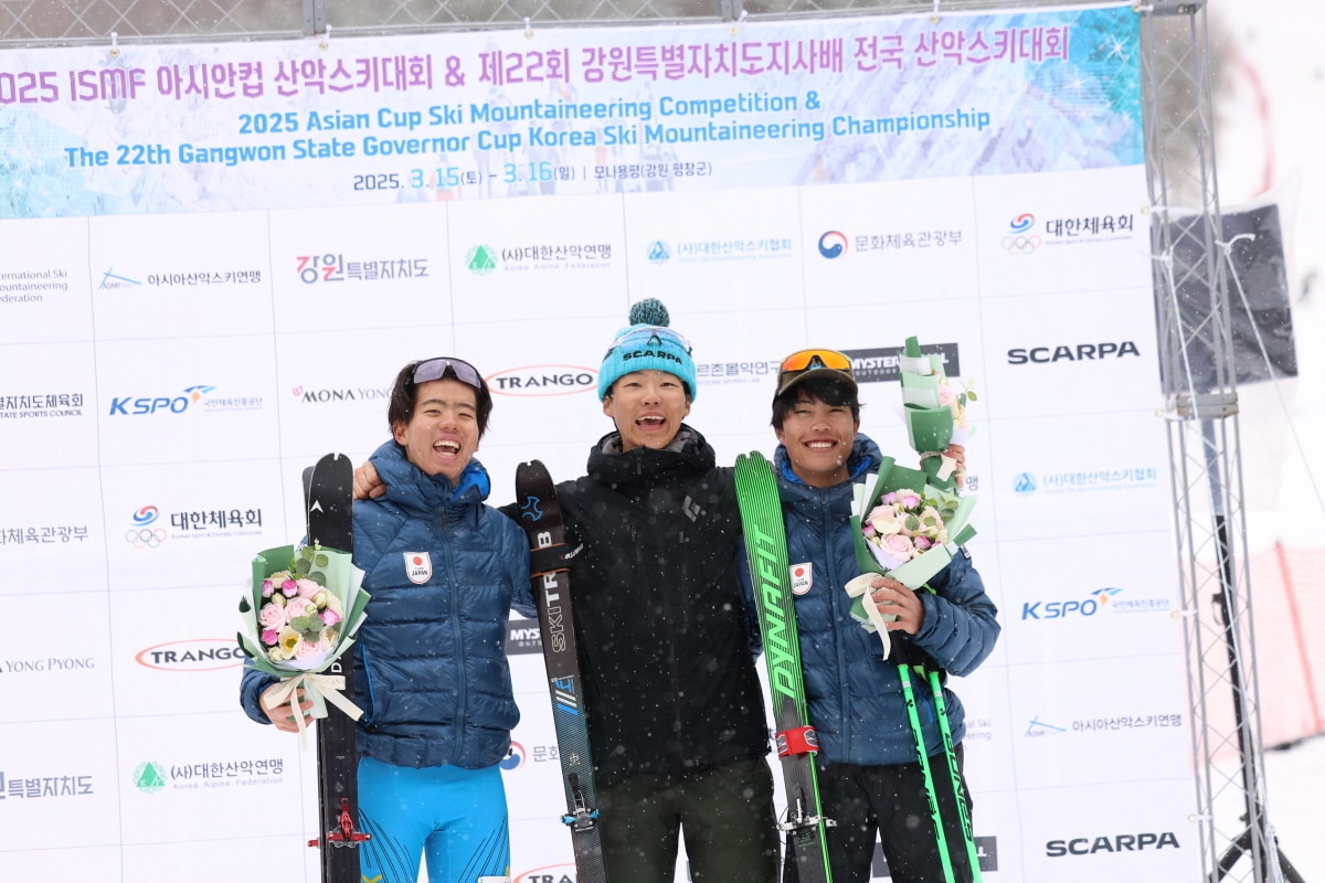 정재원(가운데)이 2025 국제산악스키협회(ISMF) 아시안컵 산악스키대회 겸 제22회 강원특별자치도지사배 전국 산악스키대회에서 2관왕을 차지했다.(대한산악연맹 제공)