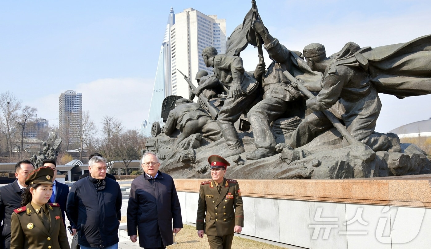 &#40;평양 노동신문=뉴스1&#41; = 북한 노동당 기관지 노동신문은 17일 안드레이 루덴코 러시아 외무차관을 단장으로 하는 러시아 외무성 대표단이 지난 16일 조국해방전쟁승리기념관을 참관했다고 보도했다. [국내에서만 사용가능. 재배포 금지. DB 금지. For Use Only in the Republic of Korea. Redistribution Prohibited] rodongphoto@news1.kr
