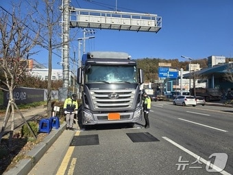 과적차량 단속 모습.(대전시 제공.재판매 및 DB금지)/뉴스1 