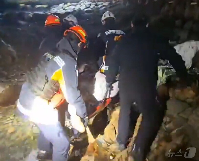 소방이 16일 바다에 빠진 70대 A 씨를 구조한 뒤 이송을 하고 있다.(부산소방재난본부 제공 영상 갈무리. 재판매 및 DB 금지)