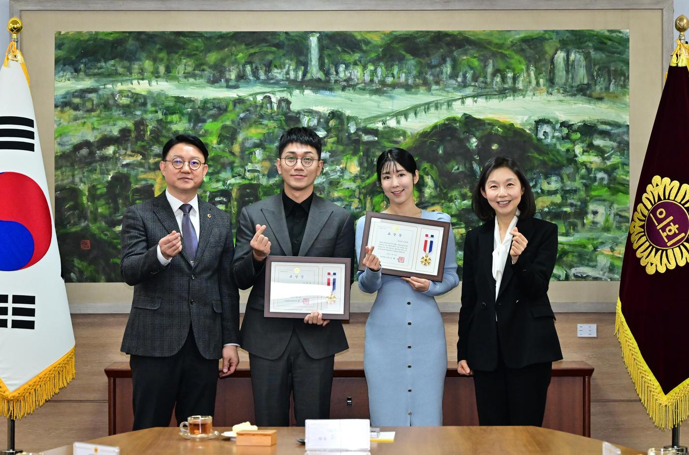 최호정 서울시의장이 지난 14일 서울시의회에서 개그맨 김경욱 씨와 일본인 방송인 후지타 사유리 씨에게 의장 표창을 수여했다.(서울시의회 제공)