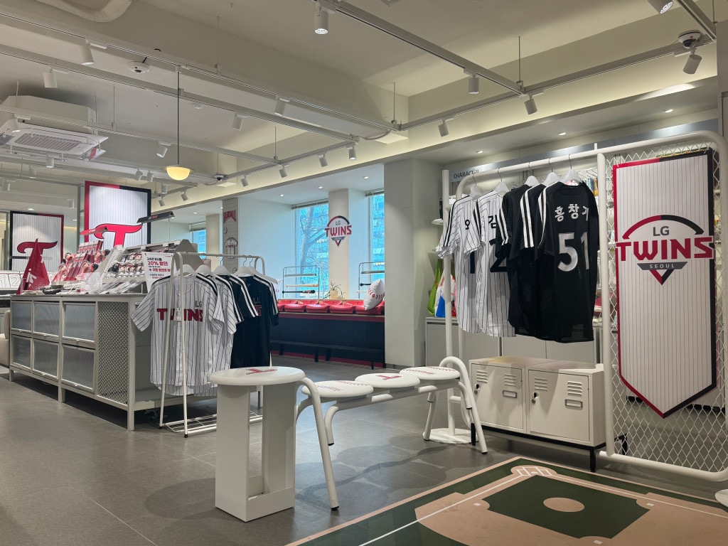 프로야구 LG 트윈스는 프로야구 개막에 맞춰 LG 유플러스와 협업을 통해 스포츠 굿즈 특화 매장인 '일상의틈 잠실 직영점'을 오픈한다고 17일 밝혔다.(LG 트윈스 제공)