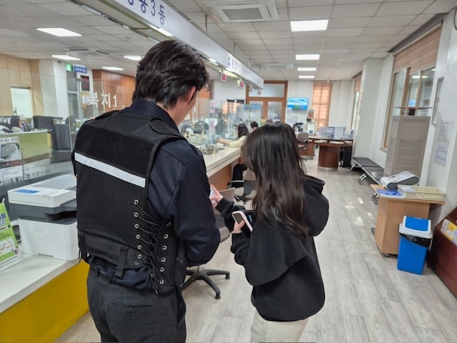 천안시 31개 읍면동 행정복지센터에 배치된 안전요원이 민원인을 안내하고 있다. (천안시청 제공. 재판매 및 DB금지)/뉴스1