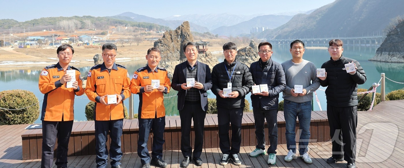 단양소방서, 단양관광공사에 '일산화탄소경보기' 전달.(단양소방서 제공. 재판매 및 DB금지)   