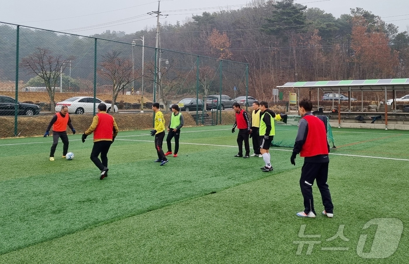   정읍시가 봄철 시민들의 안전한 체육활동을 보장하고 시설 활용도를 높이기 위해 노후 체육시설 정비에 나섰다. 시민들이 축구경기를 즐기고 있다.(정읍시 제공. 재판매 및 DB금지)