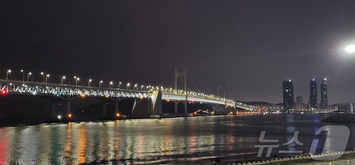 광안대교 경관조명 소등 전경(부산시설공단. 재판매 및 DB 금지)
