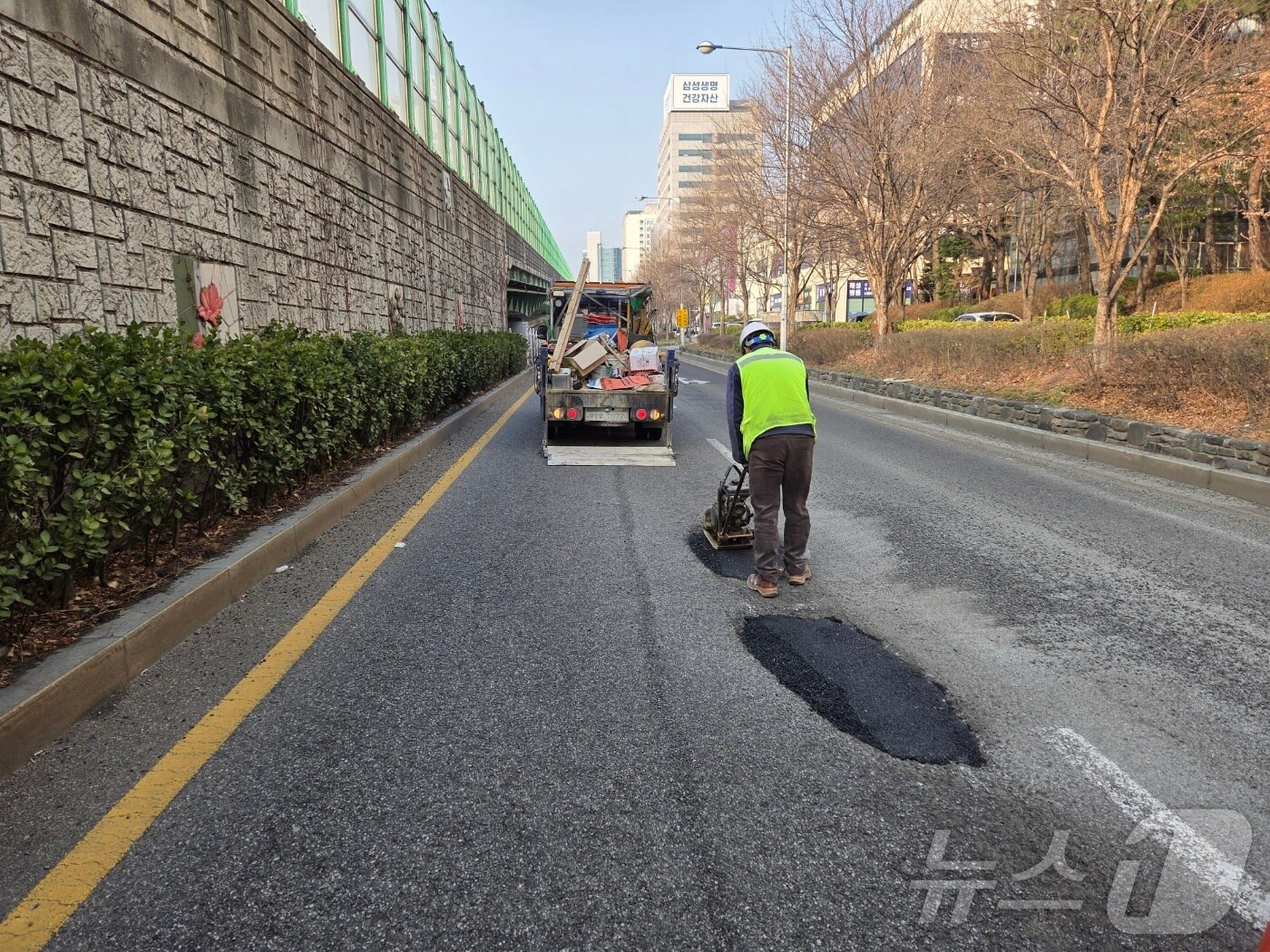  경기 수원시 해빙기 도로 집중점검. (수원시 제공. 재판매 및 DB 금지) 2025.3.17/뉴스1