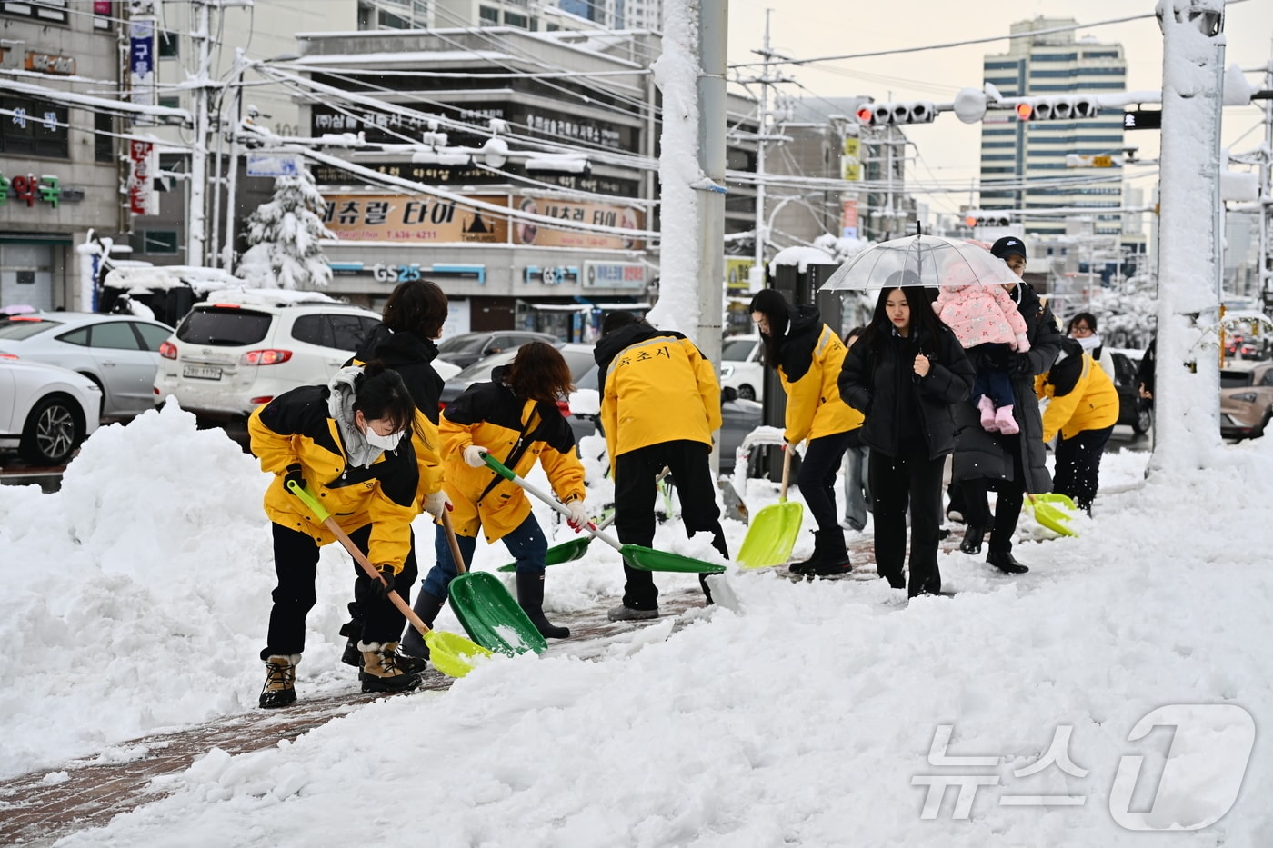 강원 동해안과 산지를 중심으로 많은 눈이 내린 17일 강원 속초시에서 시청 직원들이 분주히 제설작업을하고 있다. (속초시 제공, 재판매 및 DB 금지)2025.3.17/뉴스1 ⓒ News1 윤왕근 기자