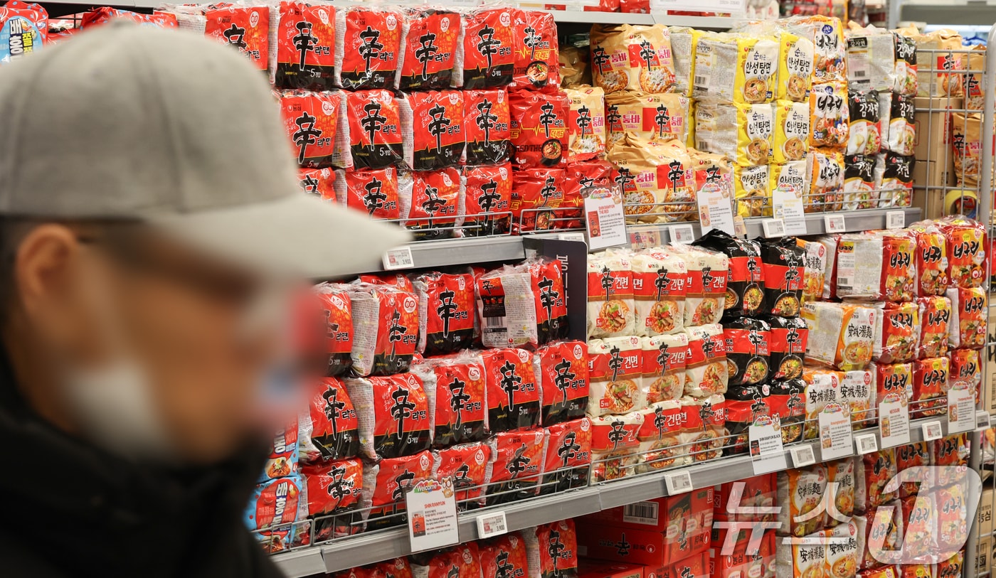 17일 서울 시내 한 대형마트에 진열된 신라면. 2025.3.17/뉴스1 ⓒ News1 허경 기자