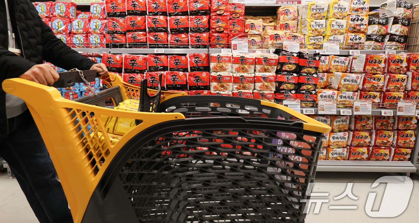 서울 시내 한 대형마트에 진열된 신라면. 2025.3.17/뉴스1 ⓒ News1 허경 기자