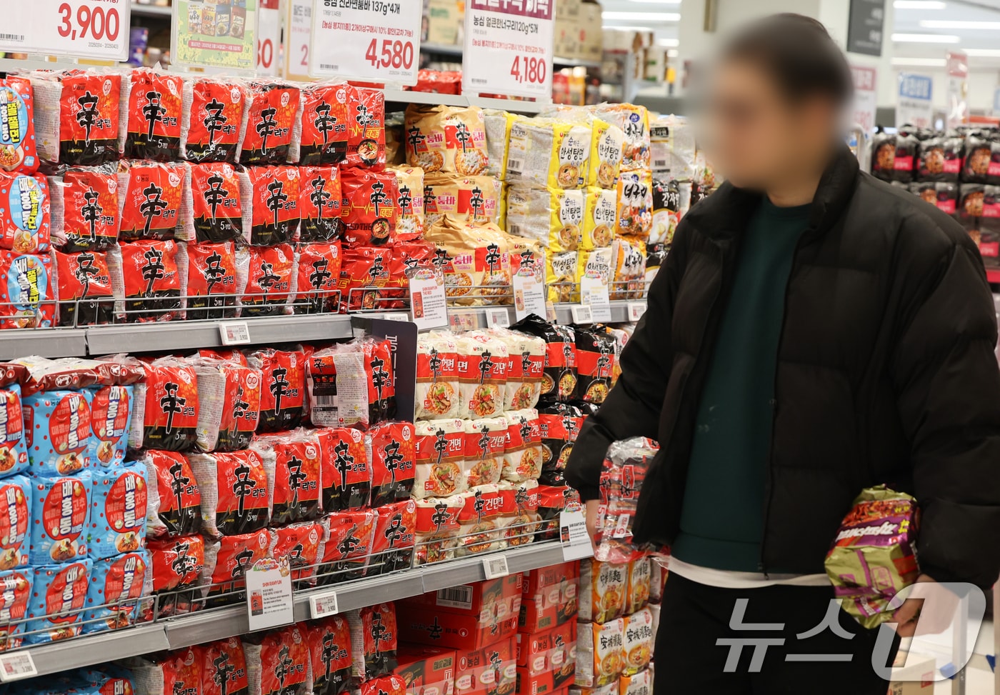 서울 시내 한 대형마트에 진열된 신라면. 2025.3.17/뉴스1 ⓒ News1 허경 기자