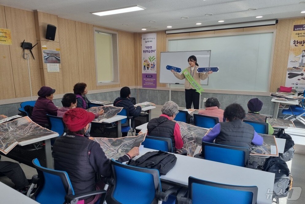 강원 평창군의 고령층 대상 주소정보시설 방문 교육 자료 사진. (평창군 제공. 재판매 및 DB금지) 2025.3.17/뉴스1