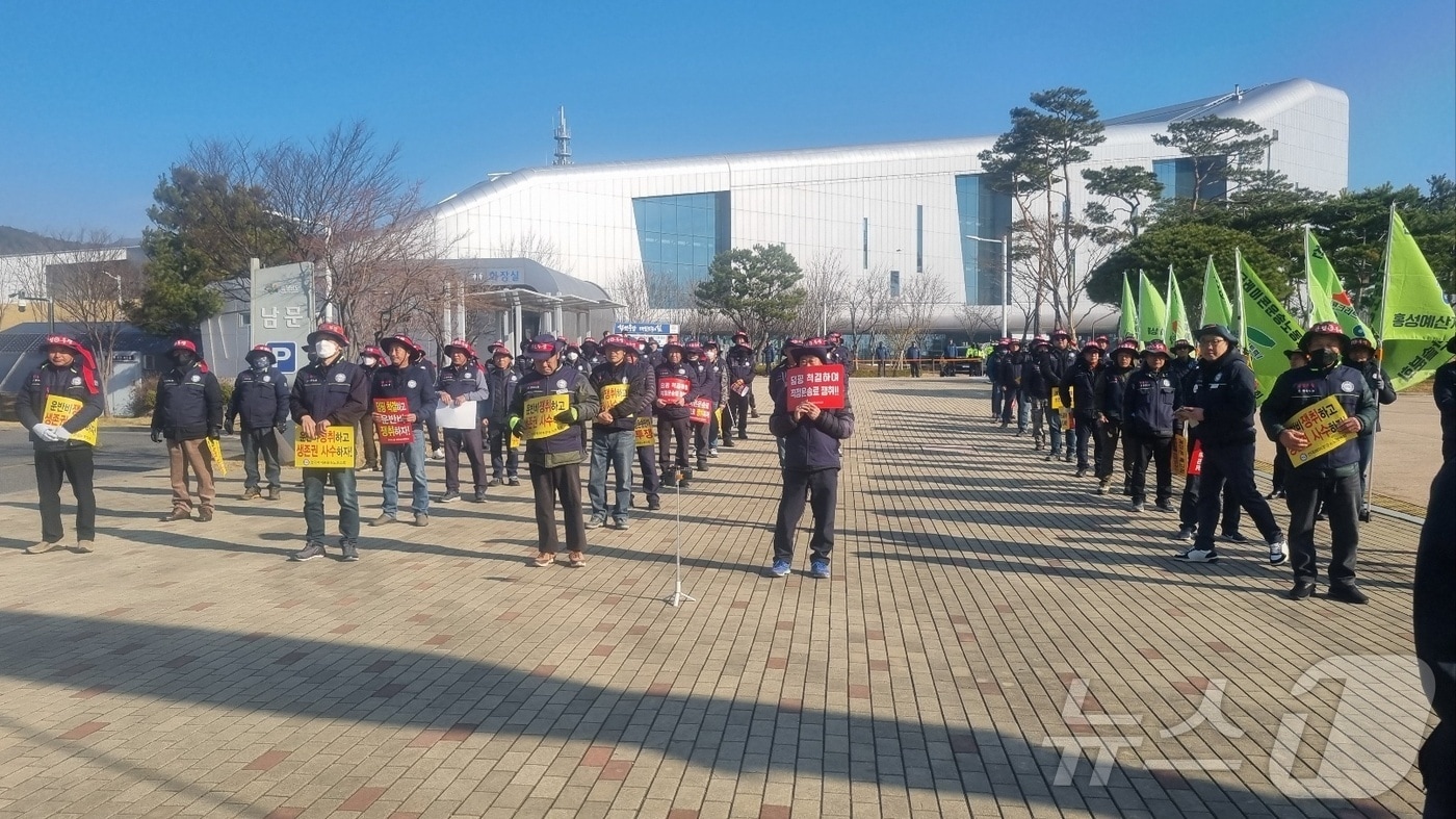 한국노총 전국레미콘운송노동조합 홍성·예산지부가 17일 충남도청 남문 앞에서 레미콘 운송단가 인상 투쟁 발대식을 하고 있다. /뉴스1 ⓒ News1 김태진 기자