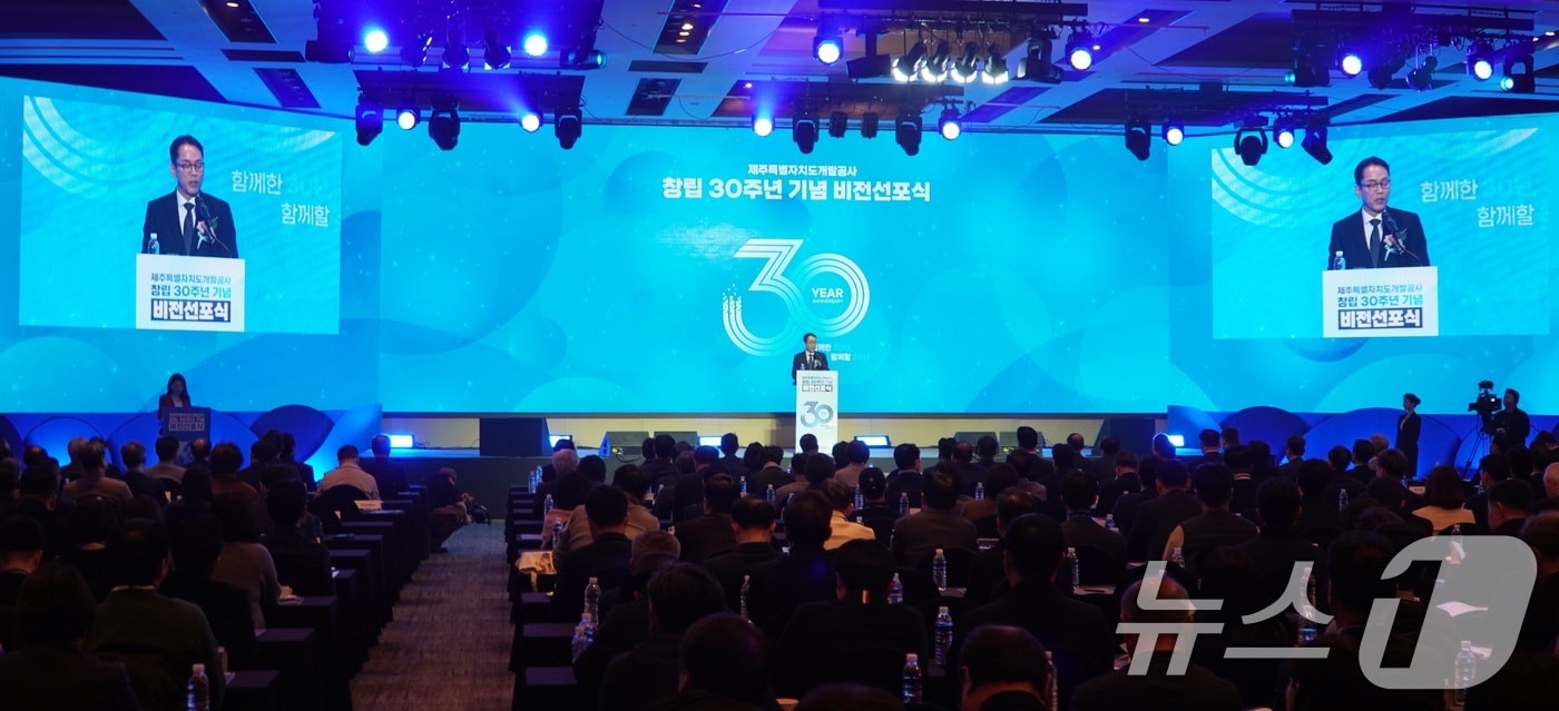 삼다수를 생산하는 지방공기업 제주도개발공사의 백경훈 사장이 17일 제주시 메종글래드 호텔에서 열린 창립 30주년 기념식에서 인사말을 하고 있다. 2025.3.17/뉴스1 ⓒ News1 고동명 기자