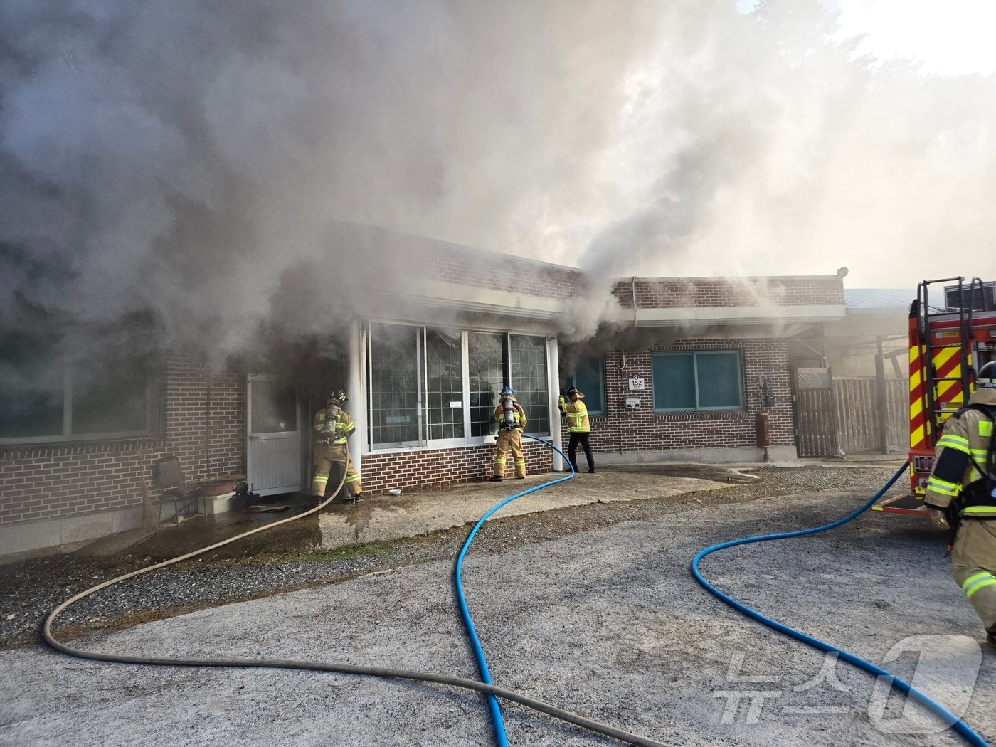 17일 오전 9시 21분께 전북자치도 진안군 정천면 한 단독주택에서 불이 났다.(전북소방 제공. 재판매 및 DB 금지) 