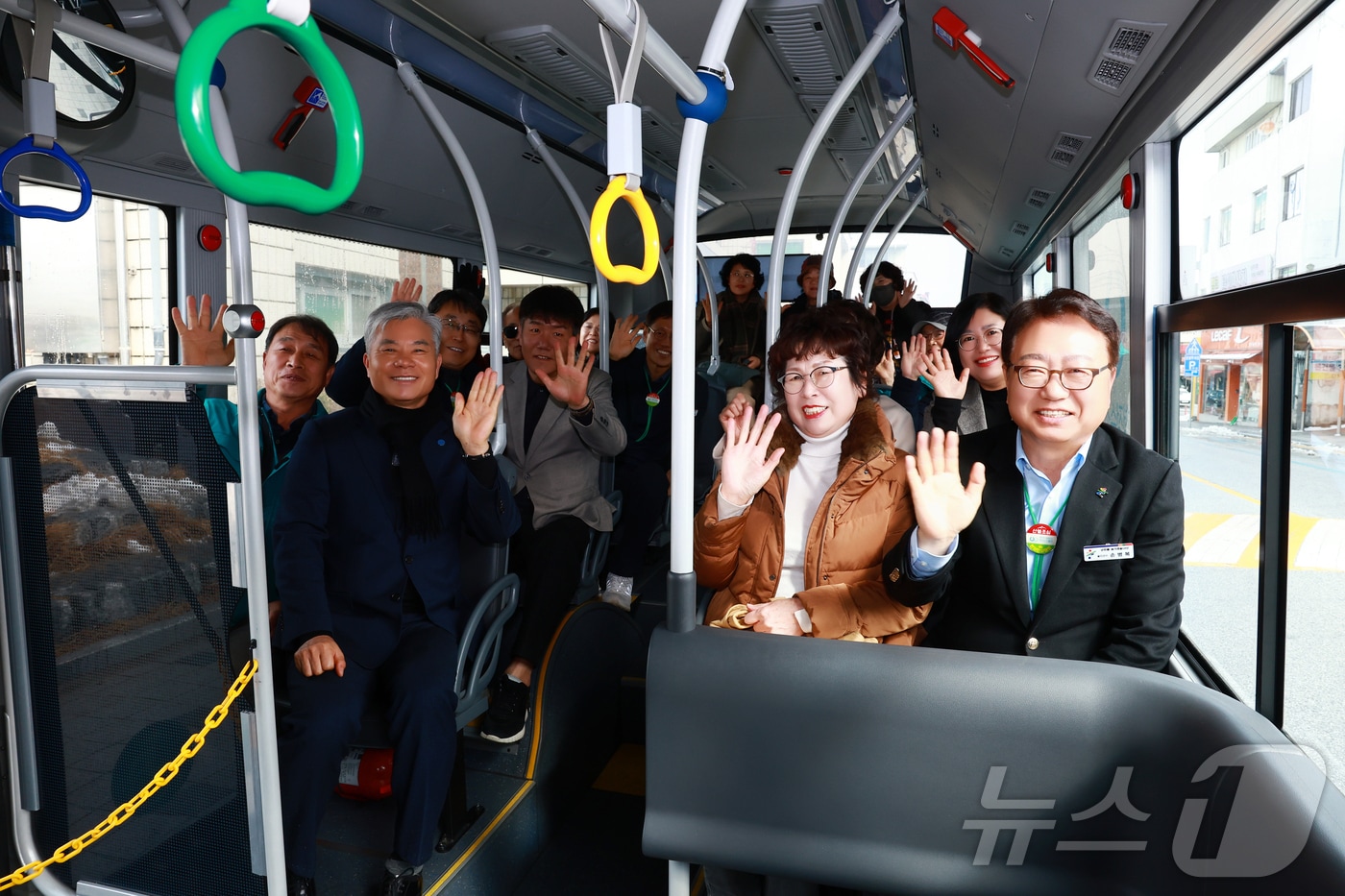 손병복 울진군수 등이 17일 무료 버스 운행 첫날 시승하고 있다.(울진군 제공, 재판매 및 DB 금지) 2025.3.17/뉴스1