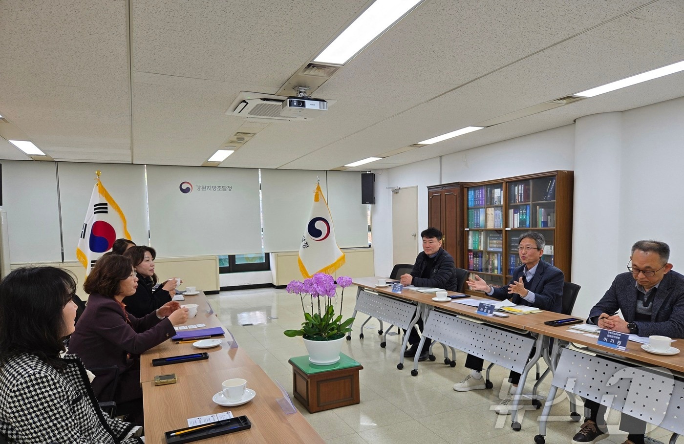 강원조달청과 강원여성경영인협회는 17일 간담회를 갖고 공공조달시장 진입 확대 방안에 대해 논의했다.(강원조달청 제공. 재판매 및 DB금지)/뉴스1