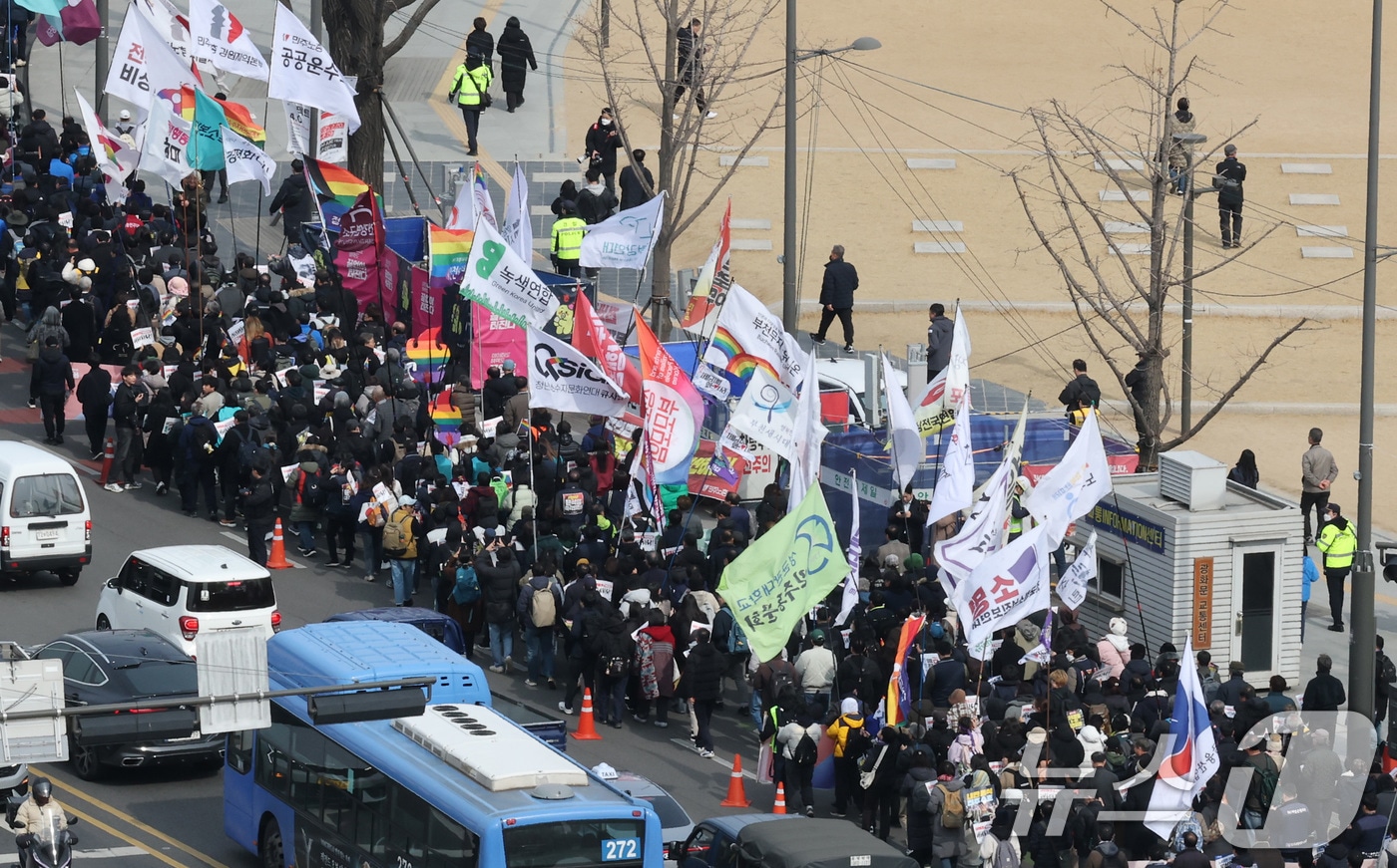 윤석열즉각퇴진·사회대개혁비상행동이 17일 서울 종로구 광화문광장에서 열린 윤석열 즉각 파면 촉구 각계 긴급시국선언 기자회견을 마치고 헌법재판소를 향해 행진하고 있다. 2025.3.17/뉴스1 ⓒ News1 임세영 기자